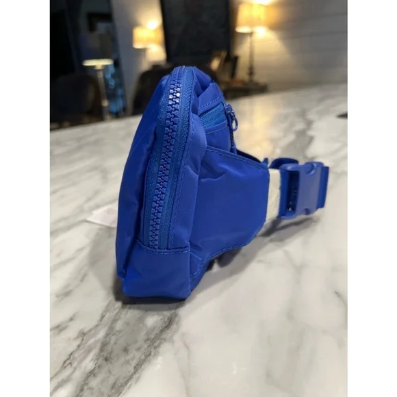 NWT Lululemon 2L Everywhere Belt Bag Large Blue - Picture 3 of 10